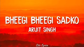 Bheegi Bheegi Sadko LYRICS  Arijit Singh [upl. by Eicnan]